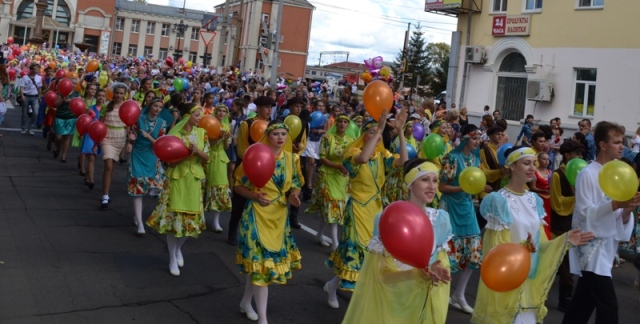 Парад танцоров и артистов, Фото с места события собственное