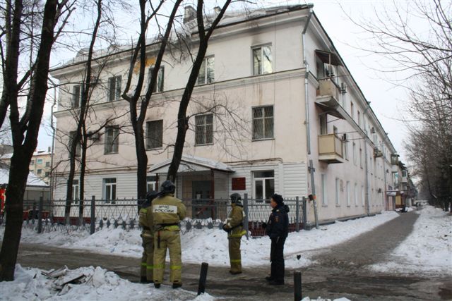 Подозрительный предмет на центральной улице Биробиджана стал причиной перекрытия дороги, Фото с места события собственное