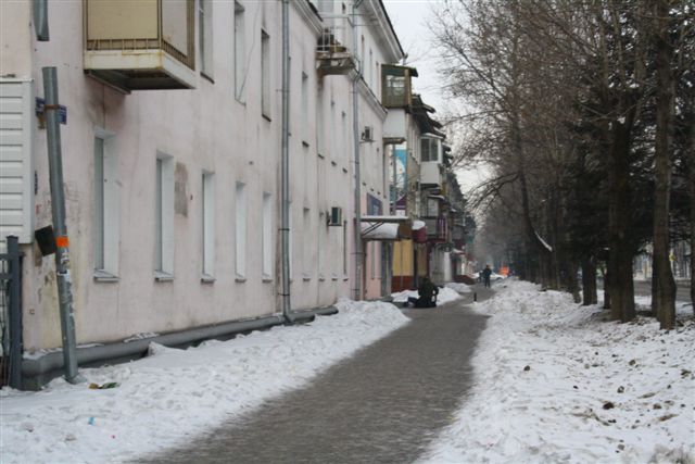 Подозрительный предмет на центральной улице Биробиджана стал причиной перекрытия дороги, Фото с места события собственное