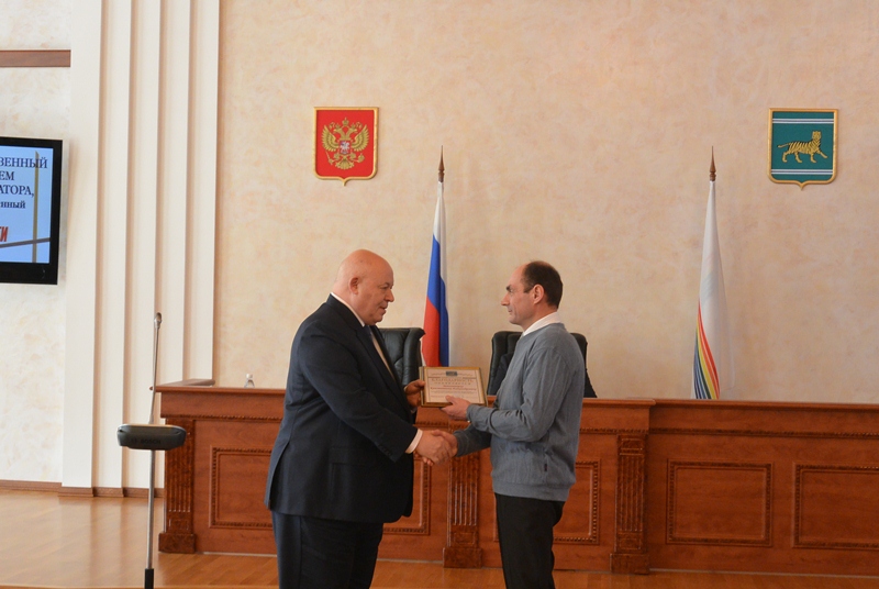 Благодарность парламента вручается Константину Земляникину, Фото с места события собственное