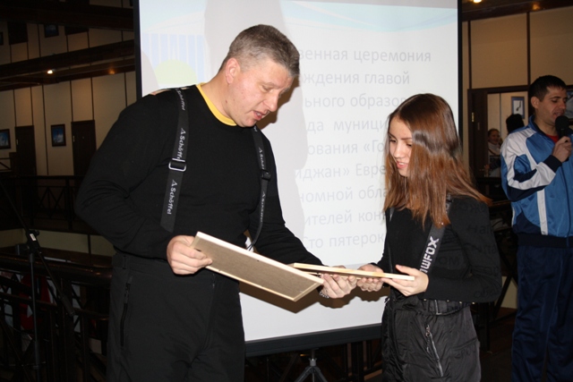 Одну награду - ученице, другую - родителям, Фото с места события собственное