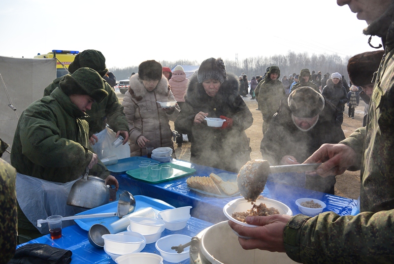 Солдатская каша и горячий чай помогли пережить мороз, Фото с места события собственное