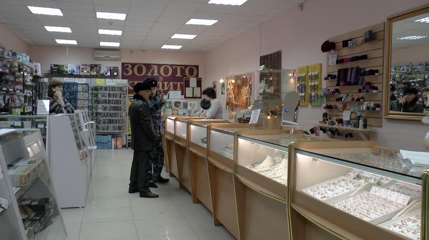 "Ювелирных" воришек задержали полицейские Биробиджана по горячим следам, Фото с места события из других источников