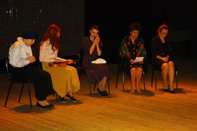 Героини инсценировки - еврейские девушки и женщины, Фото с места события собственное