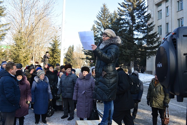 Обращение к правоохранителям зачитали вслух, Фото с места события собственное