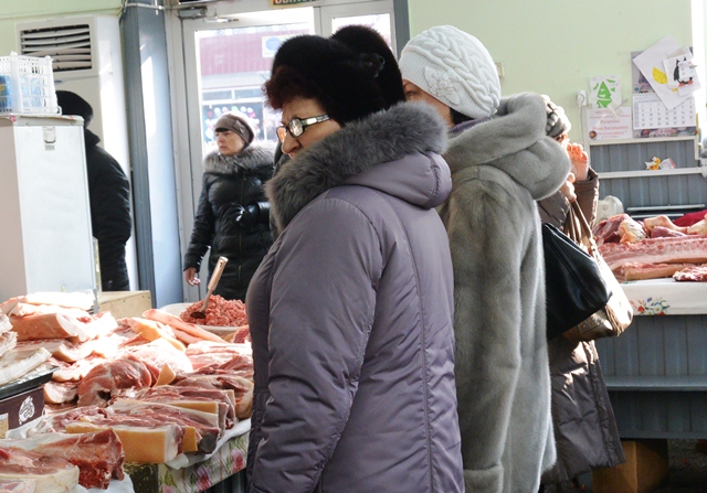 Покупатели в мясном павильоне, Фото с места события собственное