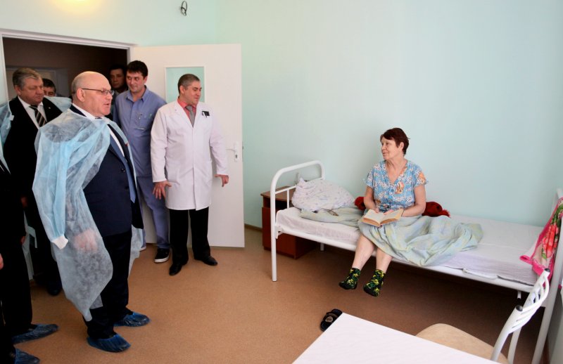 Палаты уже приняли первых больных, Фото с места события из других источников