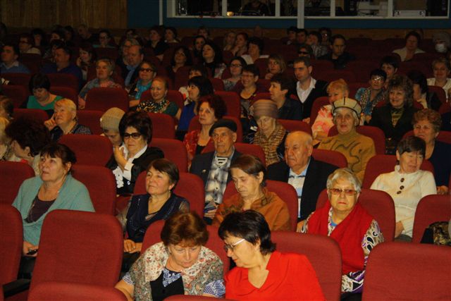 Встреча прошла в ДК, Фото с места события собственное