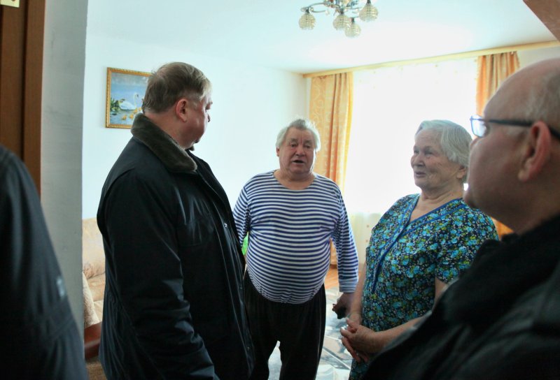 Представители Фонда беседуют с людьми , Фото с места события из других источников