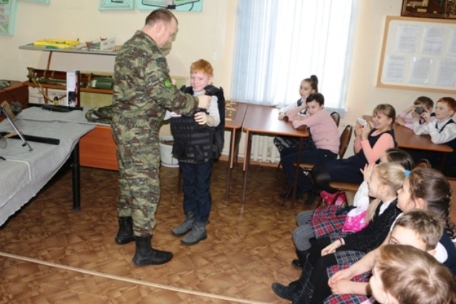 Школьники смогли примерить бронежилет, Фото с места события из других источников