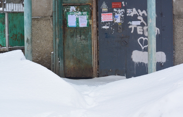 Сугробы у подъезда, Фото с места события собственное