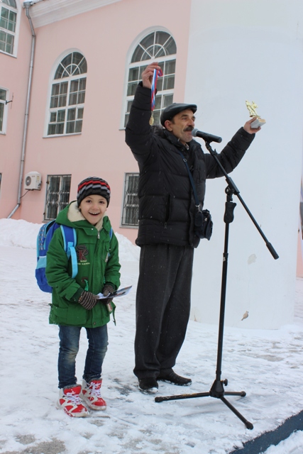 Водитель Михаил Озимок показывает награды внука, Фото с места события собственное