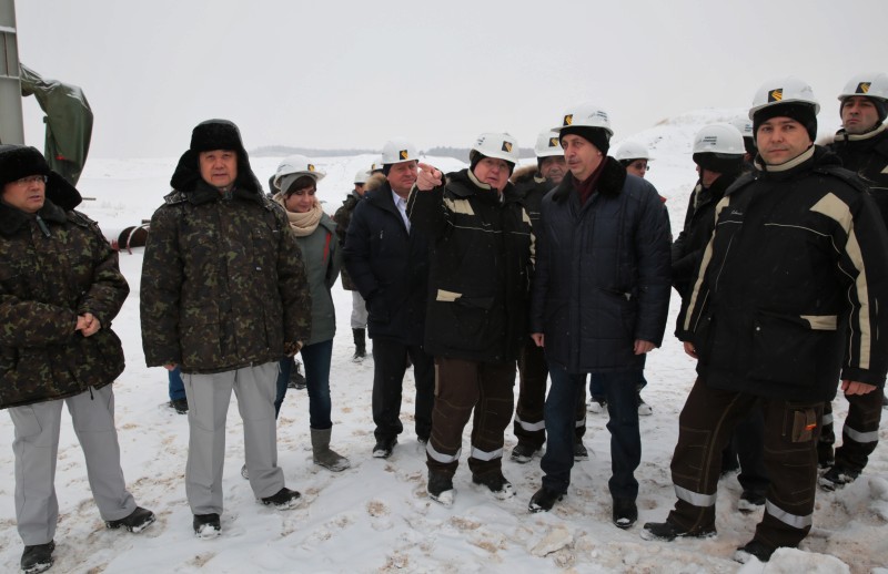 Александра Левинталя сопровождали представители компании "КС ГОК", компании-инвестора и компании-подрядчика, Фото с места события из других источников