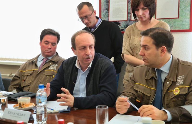 Рабочее совещание на месте строительства ГОКа, Фото с места события из других источников