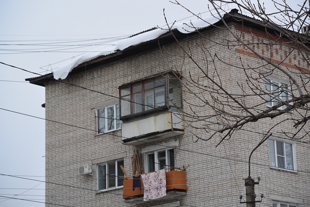Снежная шапка на доме, Фото с места события собственное