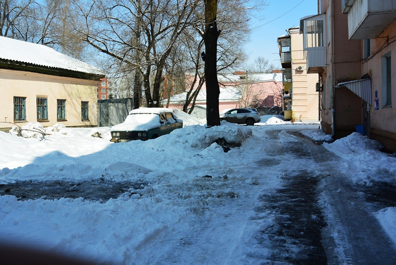 Жители биробиджанской трехэтажки отстояли право на владение придомовой территорией, Фото с места события собственное
