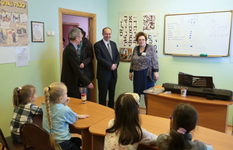 На занятиях в детско-юношеском центре еврейской культуры, Фото с места события из других источников