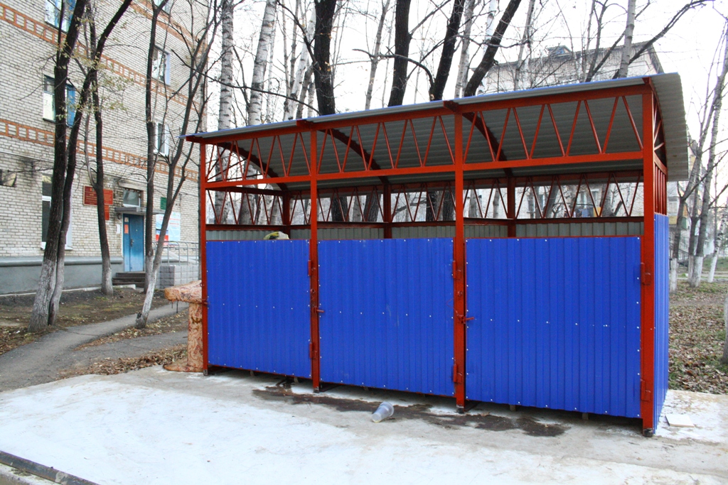 Контейнерные площадки содержат одни, а заполняют еще и другие, Фото с места события из других источников