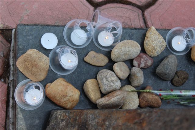 Камешки, как окаменевшие слезы, в память о шести миллионах евреев, жертвах Холокоста, Фото с места события собственное