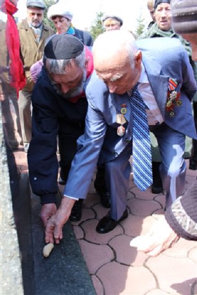 Камешки, как окаменевшие слезы, в память о шести миллионах евреев, жертвах Холокоста, Фото с места события собственное