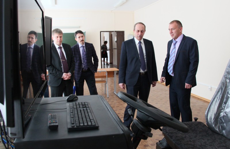 Врио главы региона побывал в политехническом техникуме Биробиджана, Фото с места события из других источников