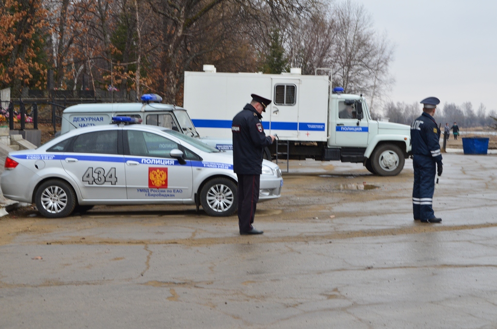 Полицейские обеспечивают охрану порядка, Фото с места события собственное