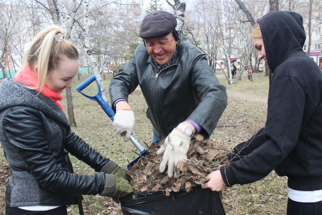 География общегородского субботника охватила в этот день многие районы города, Фото с места события собственное