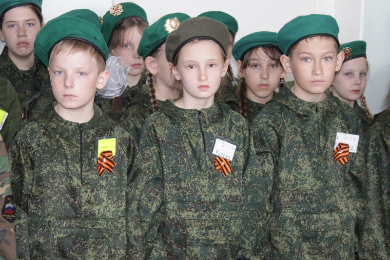 Школе №16 в Биробиджане присвоили имя Николая Косникова, Фото с места события из других источников