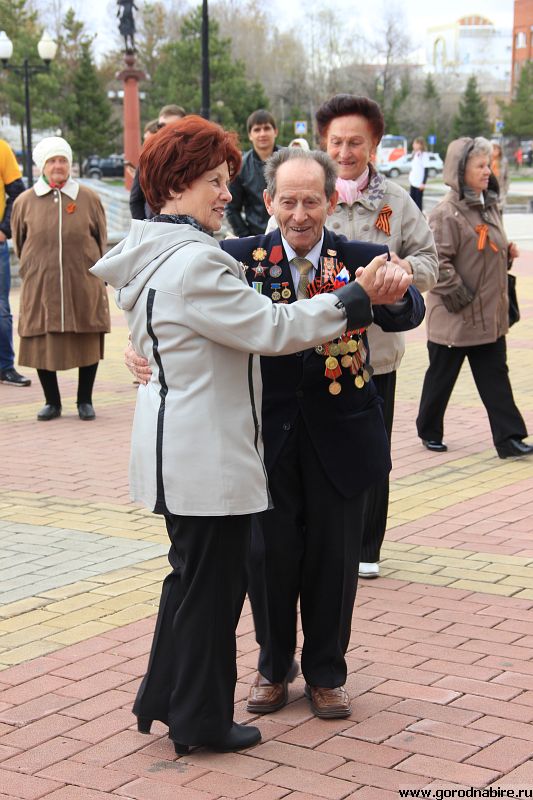 Вальс Победы закружил биробиджанцев на Театральной площади, Фото с места события из других источников