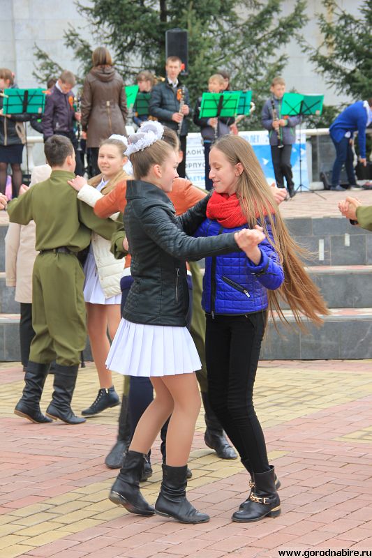 Вальс Победы закружил биробиджанцев на Театральной площади, Фото с места события из других источников