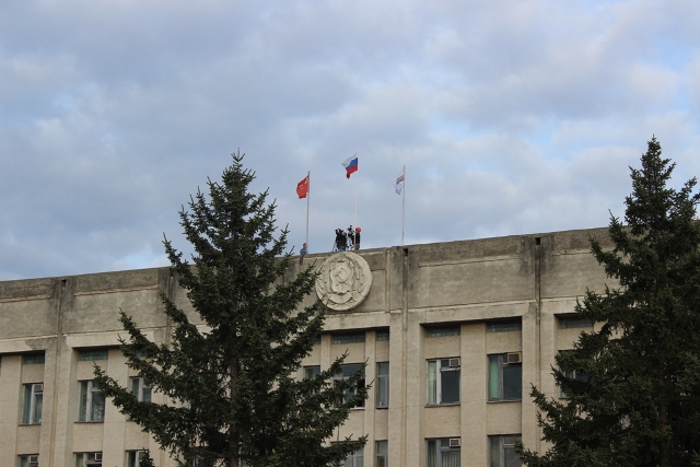 Операторы на крыше областного правительства, Фото с места события собственное