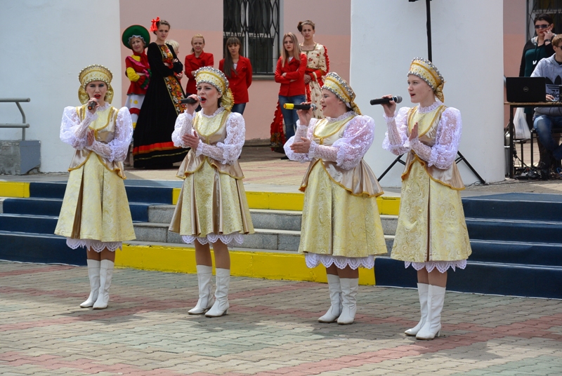 Выступают студенты Биробиджанского колледжа культуры и искусства