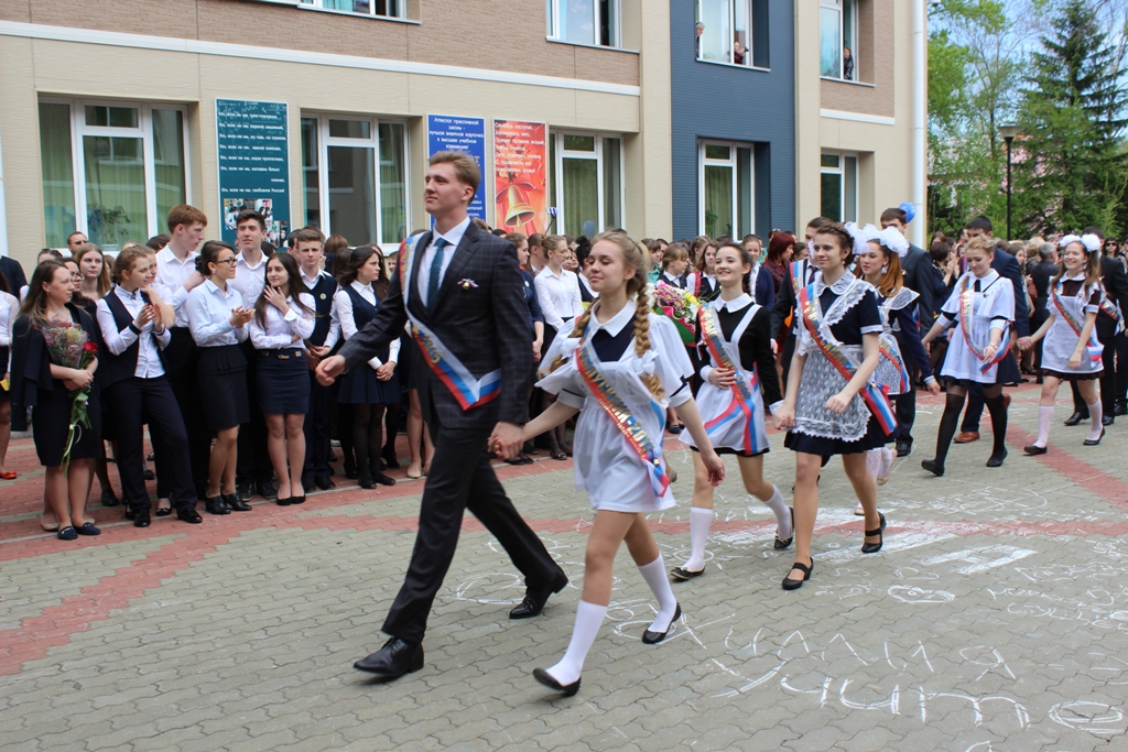 Последний звонок прозвенел для выпускников школы №1 Биробиджана