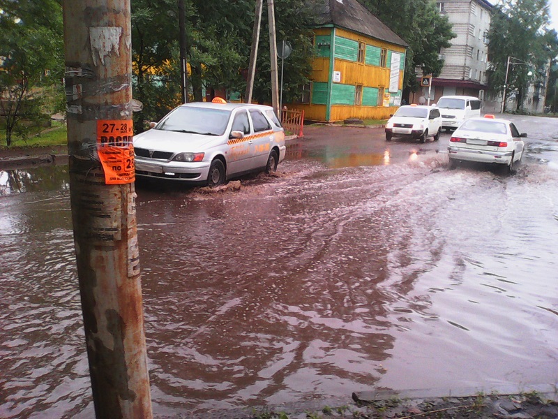 Дорога по ул. Текстильной в Биробиджане превратилась в "озеро разбитых машин"