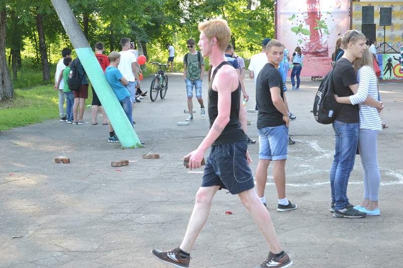 Широко шагая по парку...