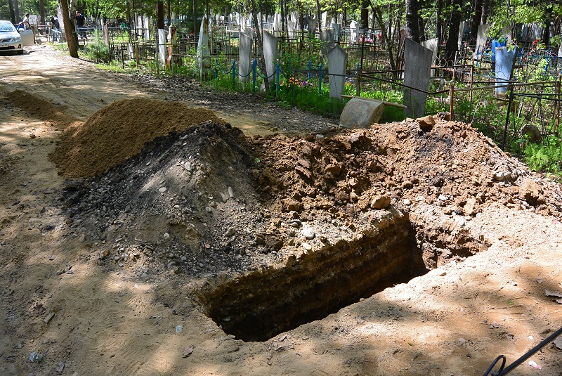 Могила посреди дороги на биробиджанском кладбище