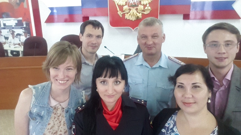 Полицейские и журналисты сделали безопасное селфи, подавая пример другим