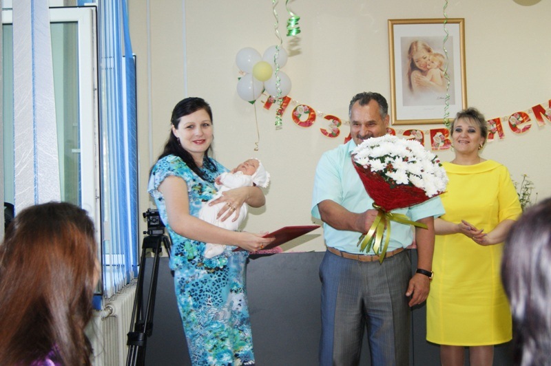 Юбилейный сертификат на маткапитал вручили семье из г.Облучье 