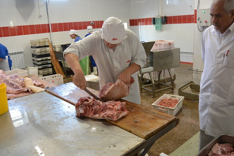 Большой кусок мяса Оливье разделал неглядя