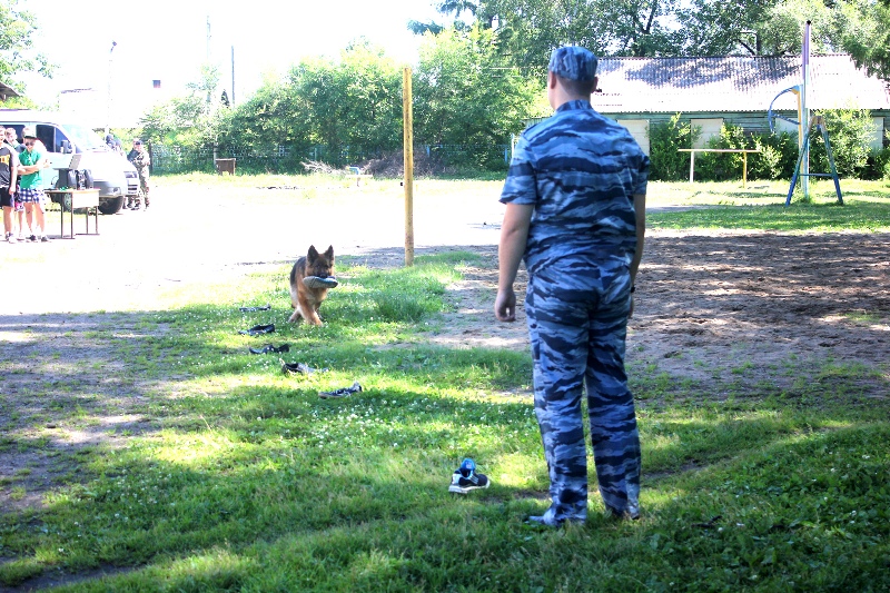 В гости к ребятам пришли сотрудники ОМОН и Вневедомственной охраны 