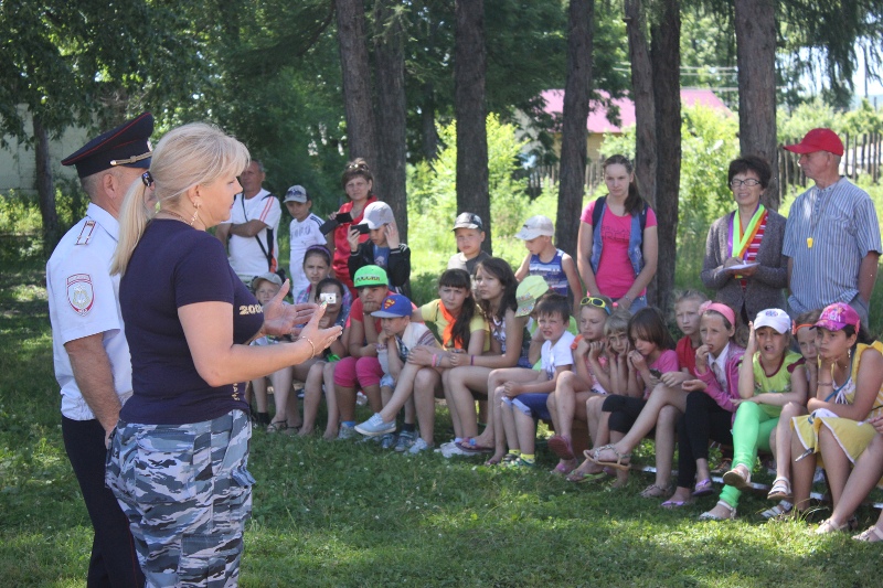 В гости к ребятам пришли сотрудники ОМОН и Вневедомственной охраны 