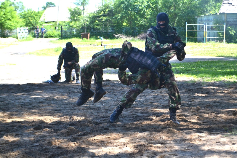В гости к ребятам пришли сотрудники ОМОН и Вневедомственной охраны 