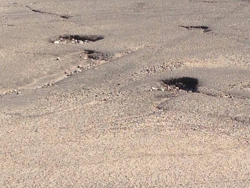 Наркорр: "Лунные кратеры" на перекрестке в центре Биробиджана угрожают машинам и пешеходам