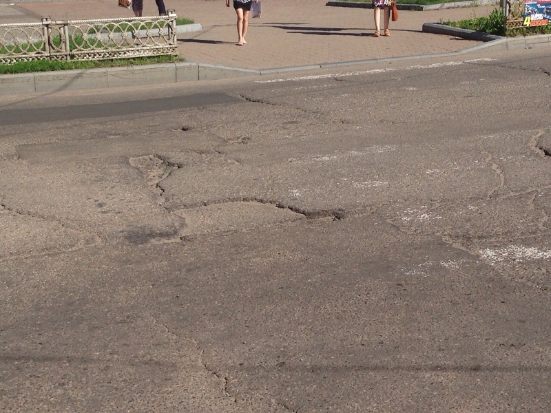 Наркорр: "Лунные кратеры" на перекрестке в центре Биробиджана угрожают машинам и пешеходам