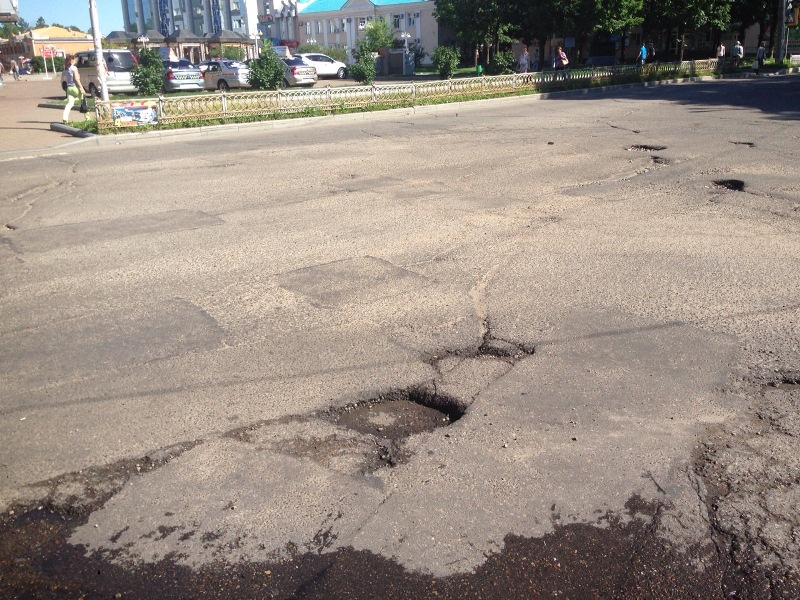 Наркорр: "Лунные кратеры" на перекрестке в центре Биробиджана угрожают машинам и пешеходам