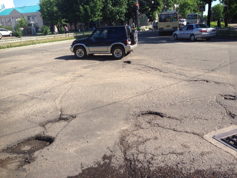 Наркорр: "Лунные кратеры" на перекрестке в центре Биробиджана угрожают машинам и пешеходам