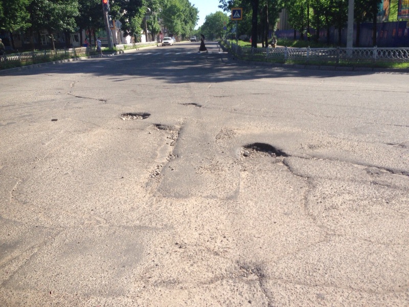 Наркорр: "Лунные кратеры" на перекрестке в центре Биробиджана угрожают машинам и пешеходам
