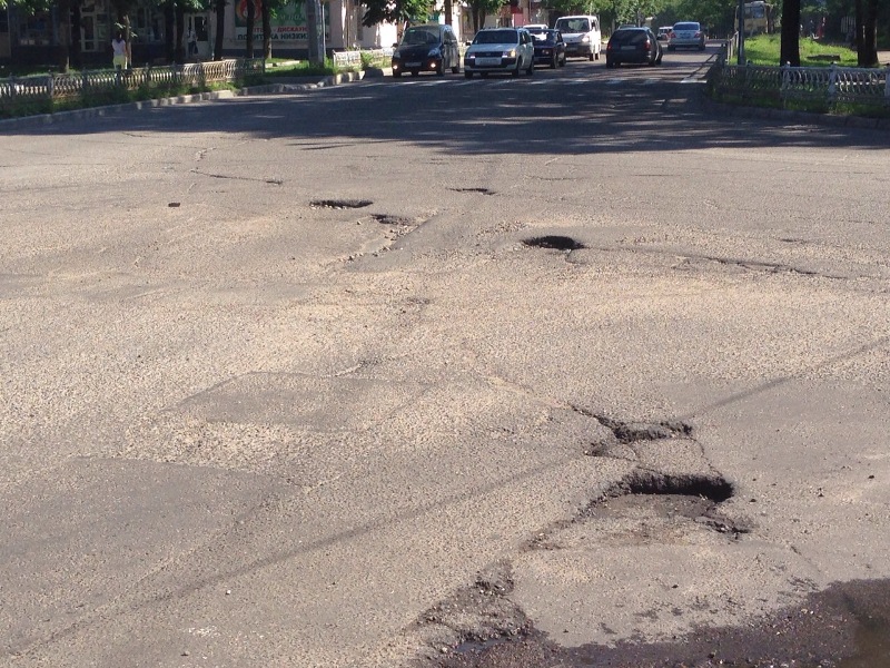 Наркорр: "Лунные кратеры" на перекрестке в центре Биробиджана угрожают машинам и пешеходам