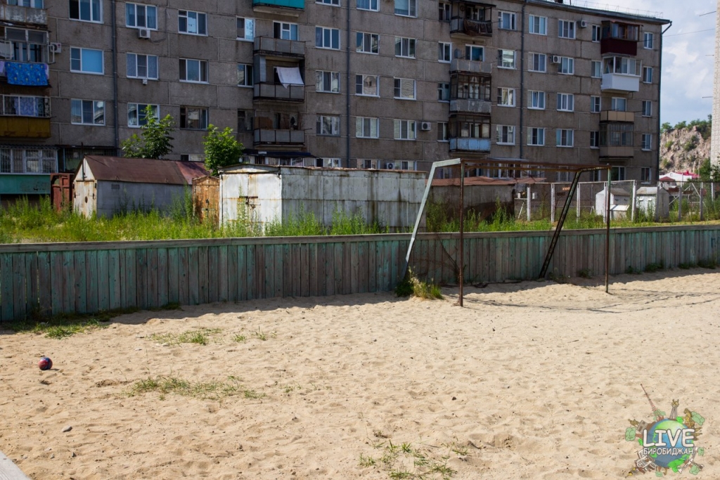 Во многих дворах картина удручающая