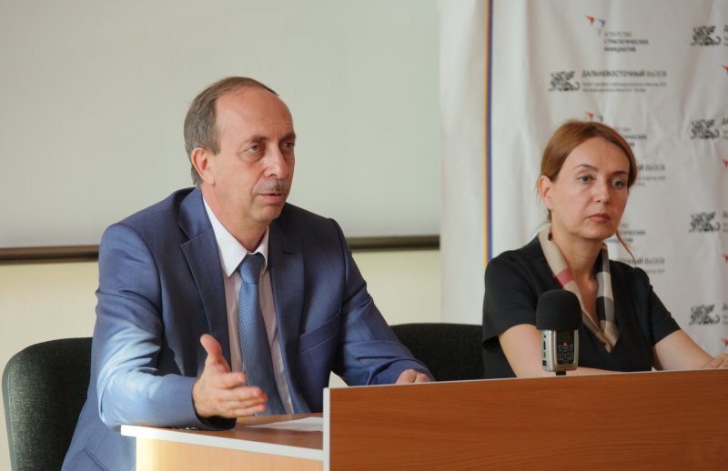 Врио главы ЕАО встретился с финалистами проекта "Дальневосточный вызов"